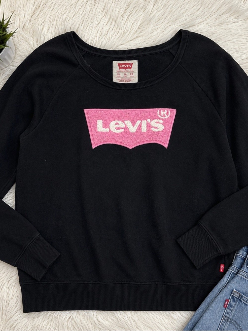 Levi’s Black Pink Logo Sweatshirt Youth XL 13-15 Graphic Pullover Y2K Casual